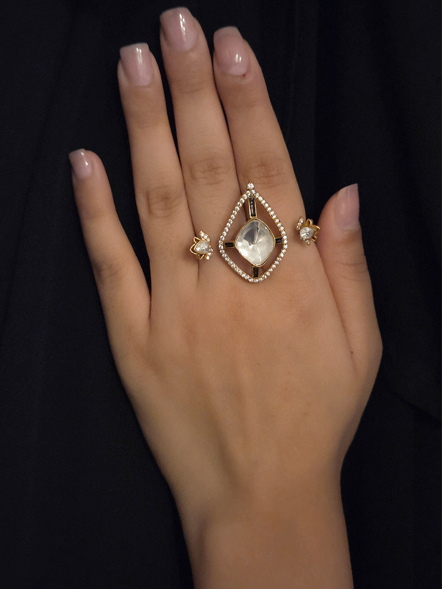 Rhombus moissanite stone AD outline with side flower design double finger ring