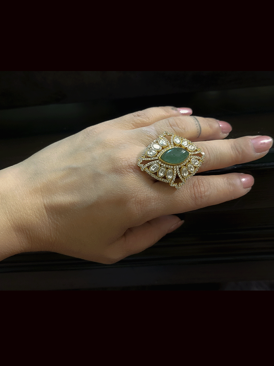 पत्ती के आकार का स्टोन कुंदन और AD खुलने योग्य सोने की फिनिश वाली अंगूठी