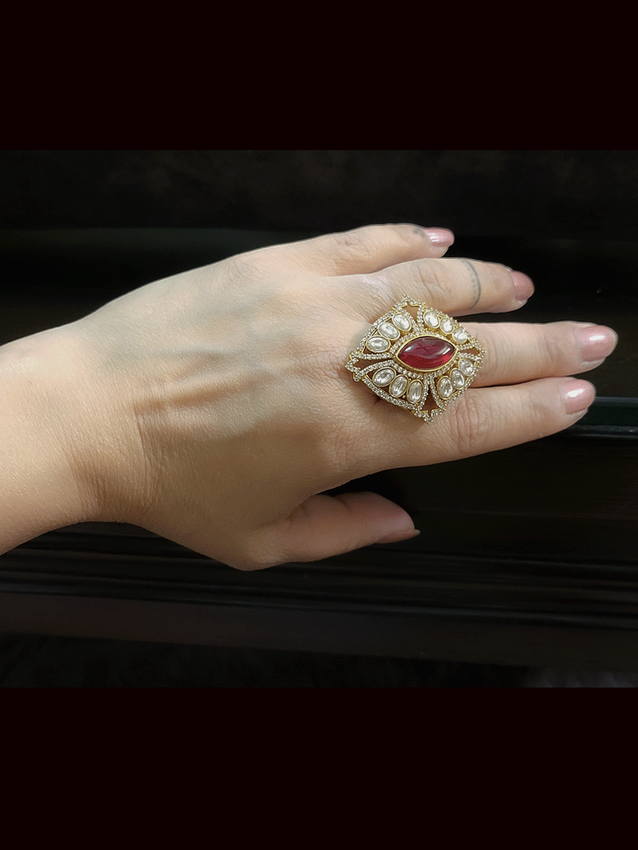 पत्ती के आकार का स्टोन कुंदन और AD खुलने योग्य सोने की फिनिश वाली अंगूठी
