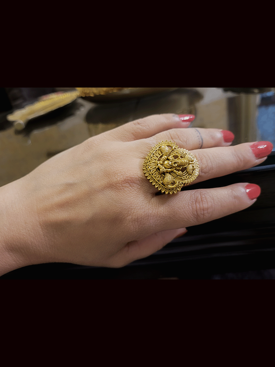 Ganpatiji motif adjustable ring with peacocks on both sides