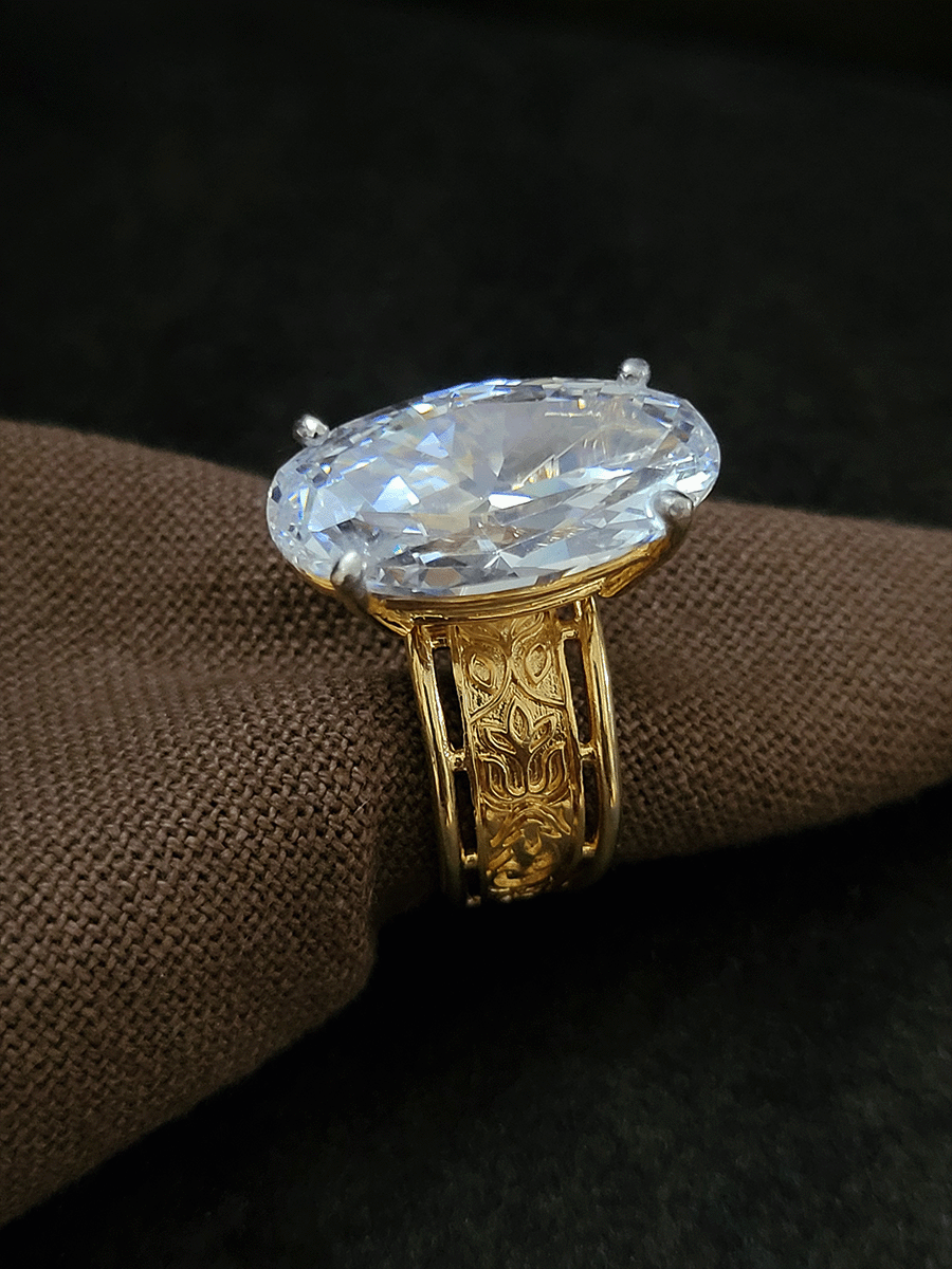 सेल्फ डिज़ाइन ब्रॉड बैंड के साथ ओवल आकार की सफेद पत्थर की समायोज्य अंगूठी