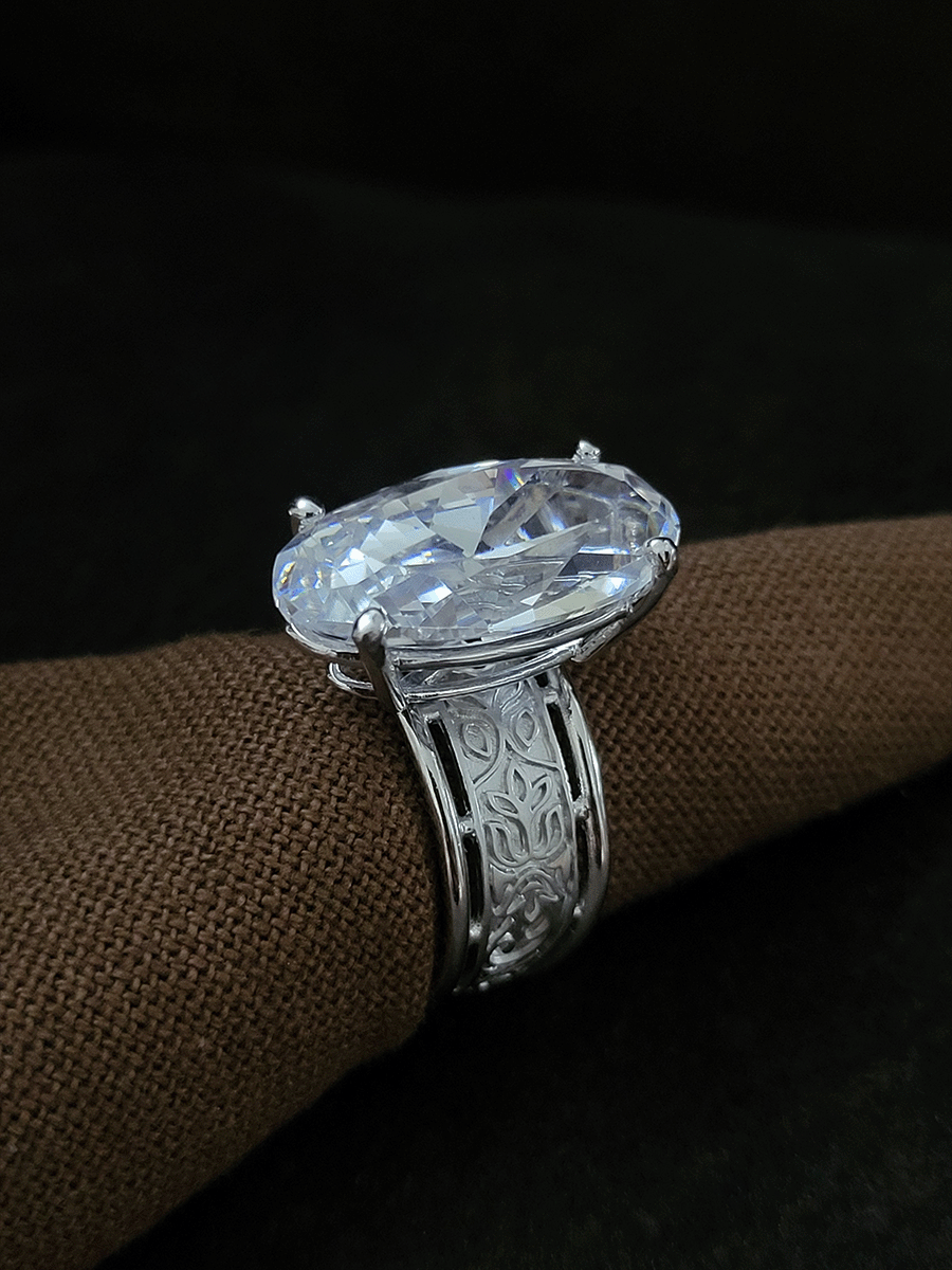 सेल्फ डिज़ाइन ब्रॉड बैंड के साथ ओवल आकार की सफेद पत्थर की समायोज्य अंगूठी