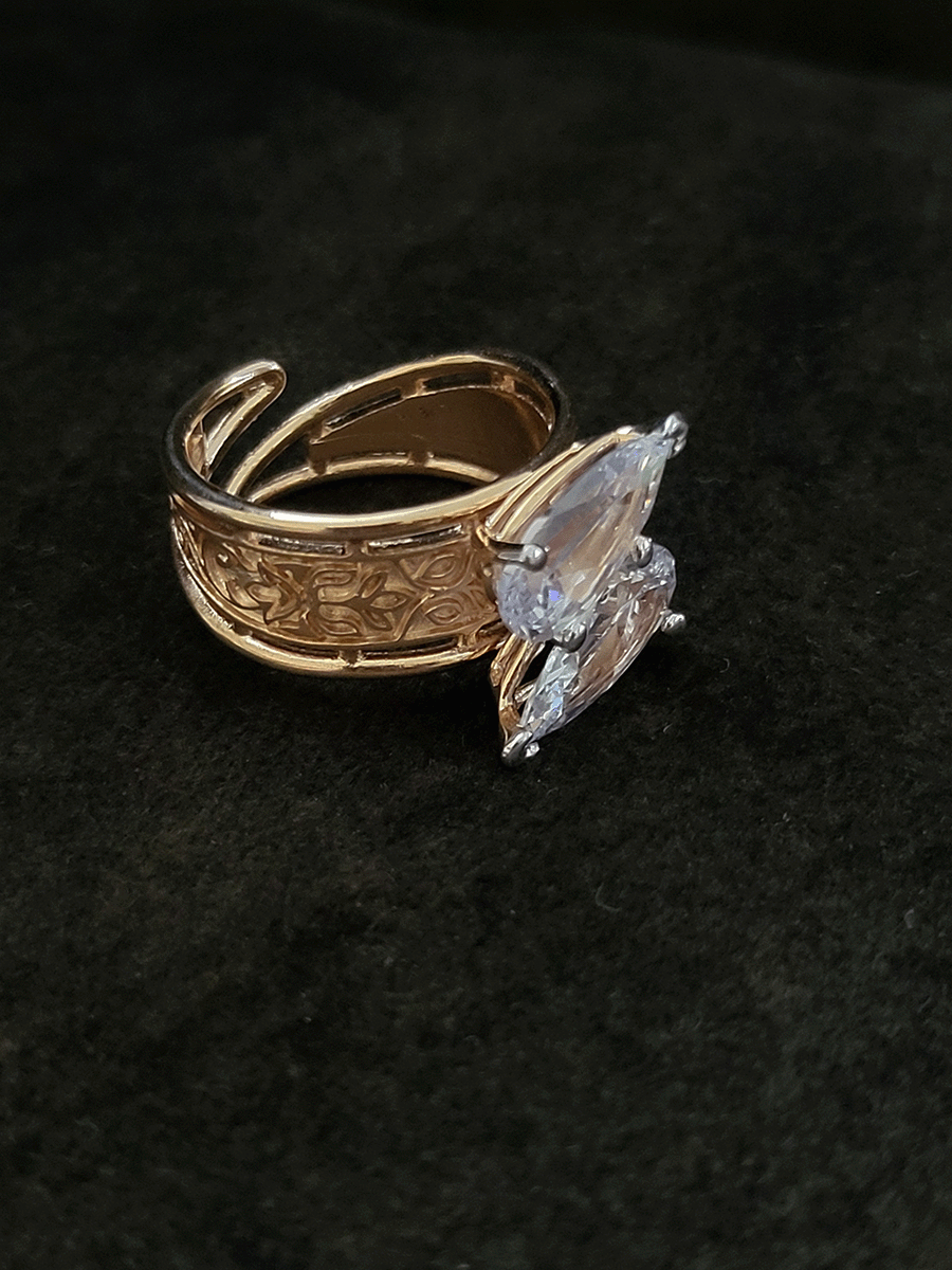 सेल्फ डिज़ाइन ब्रॉड बैंड के साथ दो जुड़ी हुई पत्तियां सफेद पत्थर की समायोज्य अंगूठी