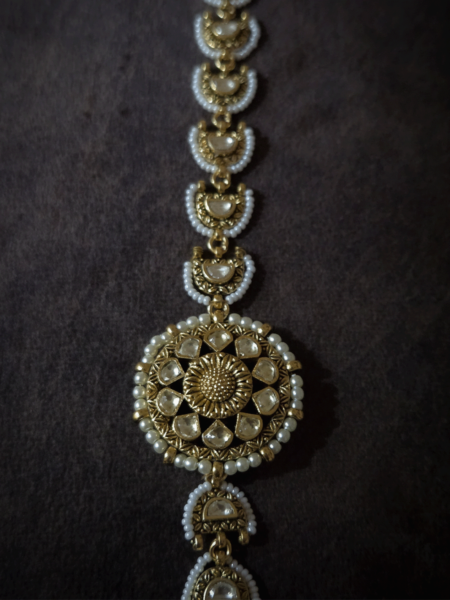 Paachi kundan intricate design flower center pearl pirohi sheeshphool (3cm center flower)