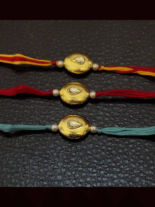 केंद्र में कुंदन के साथ तीन रंगीन धागे सोने के मोती वाली राखी का सेट (3 राखी का सेट)