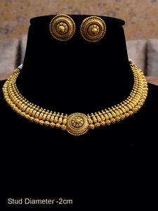 Circular tukdi center gold finish set with flower engraved on gold bead design