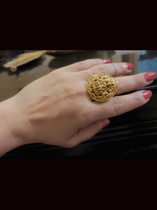 पत्ती के आकार की जटिल साइड डिज़ाइन वाली खुलने योग्य अंगूठी में लक्ष्मीजी की आकृति