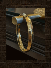 Load image into Gallery viewer, 22 carat gold plated kada with side lines on edges - Odara Jewellery