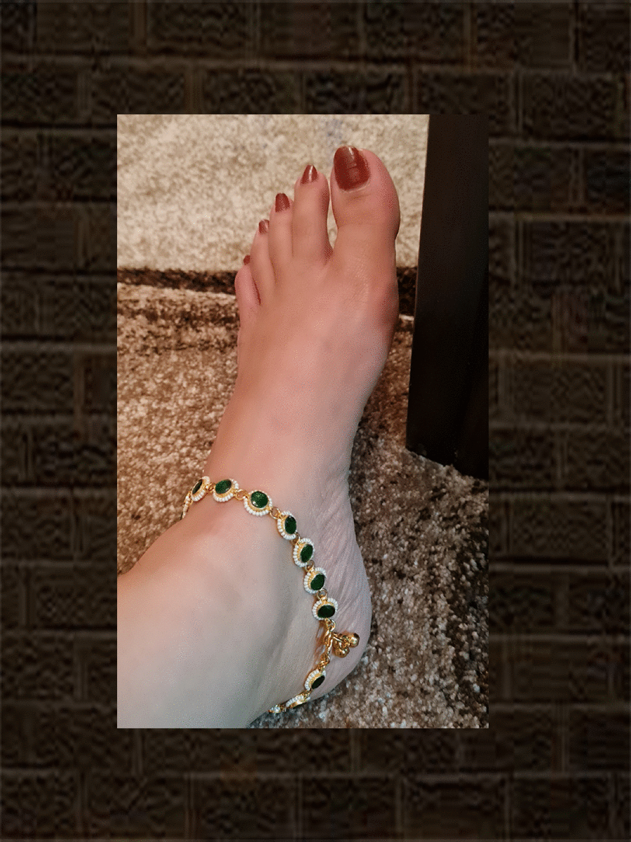 Round green tukdi with pirohi work anklets - Odara Jewellery