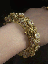 Load image into Gallery viewer, Wavy design kundan and ruby stone pacheli with side self design pacheli kadas