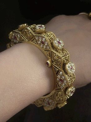 Wavy design kundan and ruby stone pacheli with side self design pacheli kadas
