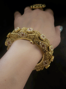 Wavy design kundan and ruby stone pacheli with side self design pacheli kadas