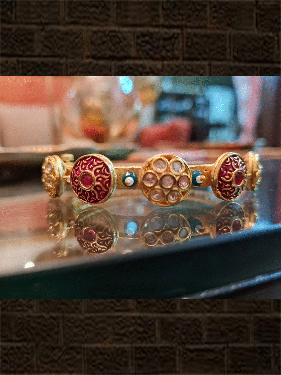 Kundan and red enamel openable pacheli type kada(single) - Odara Jewellery