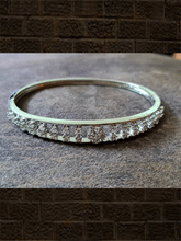 Load image into Gallery viewer, AD flower design vertical AD lines openable bracelet(fits to size 2&#39;4 and 2&#39;6) - Odara Jewellery