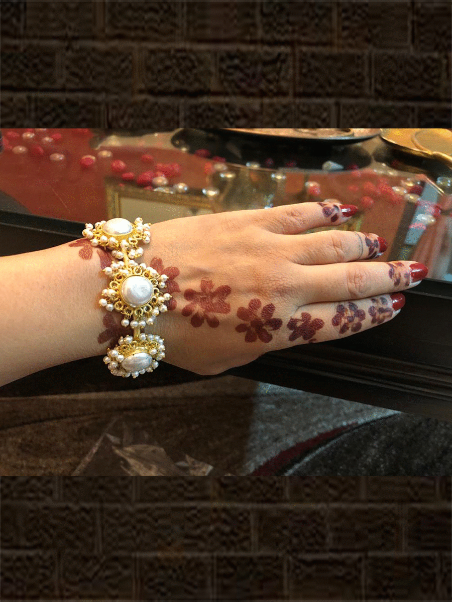Three baroque surrounded with pearly lace openable handcuff - Odara Jewellery