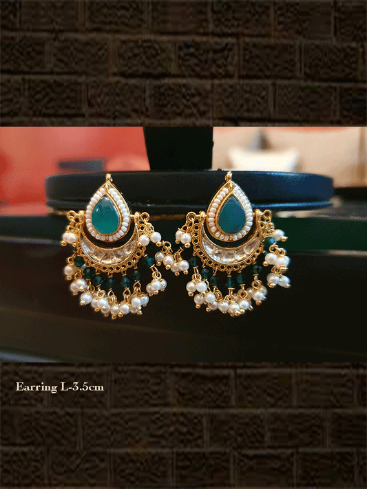 Small kundan and green stone chandbalies with green bead and pearl drops - Odara Jewellery