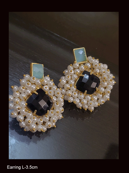 Pearly cluster lace around natural stone of rectangular stone top