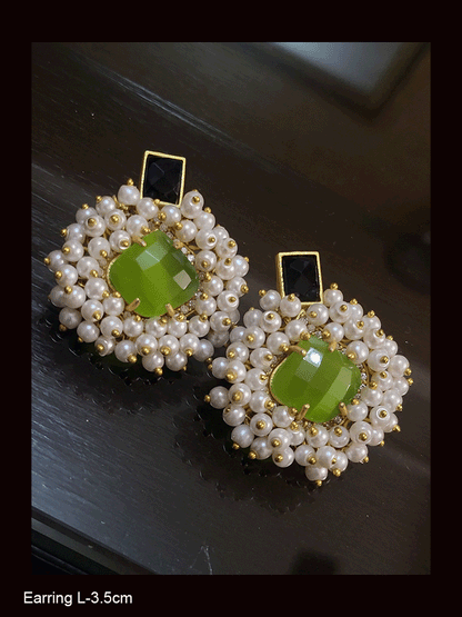 Pearly cluster lace around natural stone of rectangular stone top