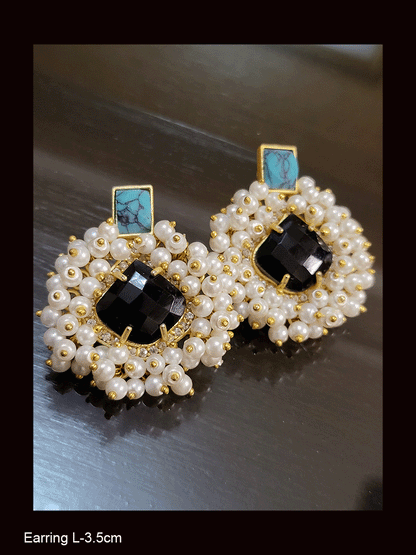 Pearly cluster lace around natural stone of rectangular stone top