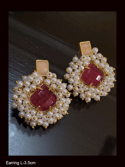 Pearly cluster lace around natural stone of rectangular stone top