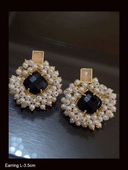 Pearly cluster lace around natural stone of rectangular stone top