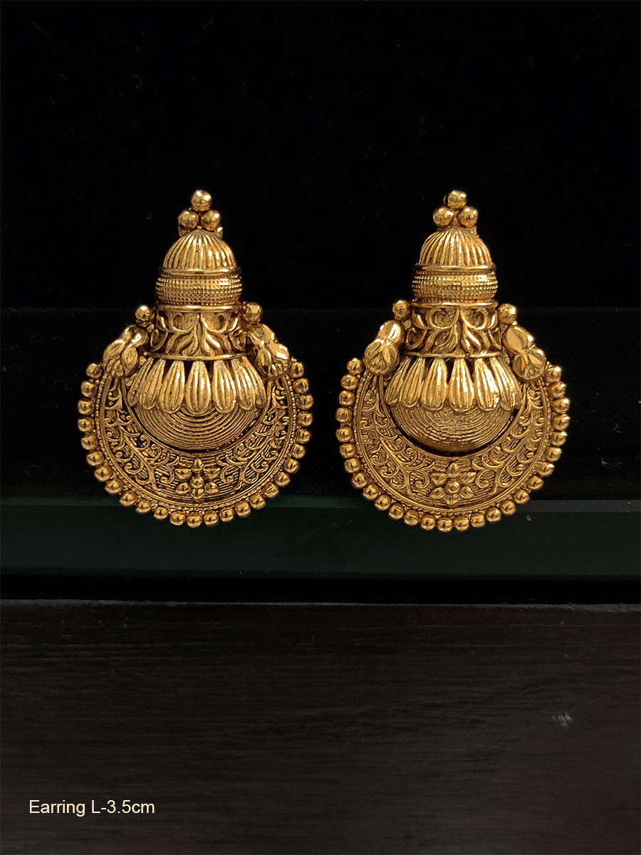Kalash design top with circular self design earrings - Odara Jewellery