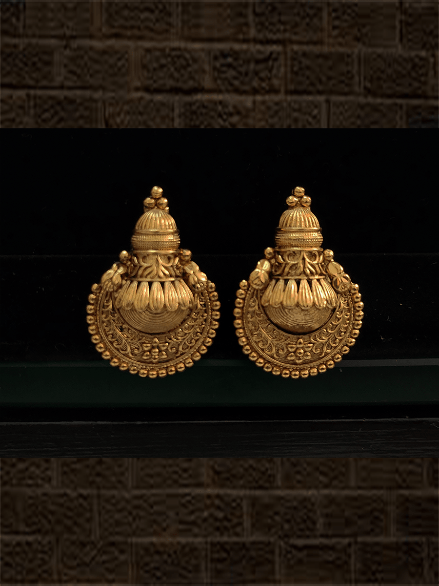 Kalash design top with circular self design earrings - Odara Jewellery