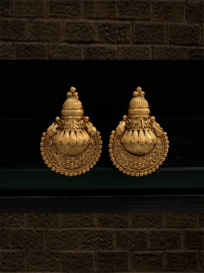 Kalash design top with circular self design earrings - Odara Jewellery