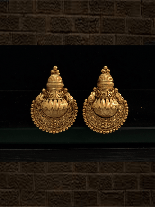 Kalash design top with circular self design earrings - Odara Jewellery