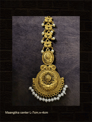 Gold plated self design with flower top oval tukdi maangtika