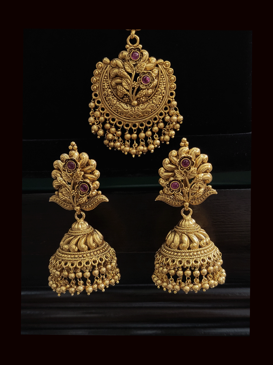 Broad doli barat choker set with ruby stone lace on one edge and gold bead lace on another(with maangtika and earrings)