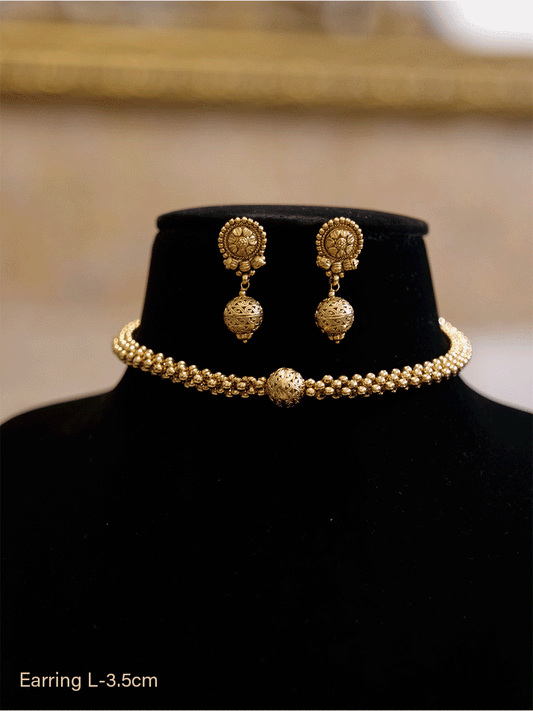 Woven gold bead side string set with gold bead in the center - Odara Jewellery