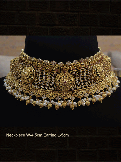 Broad zircon studded circular design set with wavy bottom design