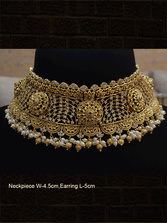 Broad zircon studded circular design set with wavy bottom design