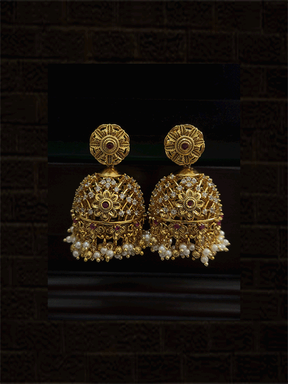 Broad zircon studded circular design set with wavy bottom design