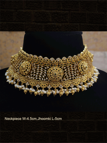 Broad zircon studded circular design set with wavy bottom design