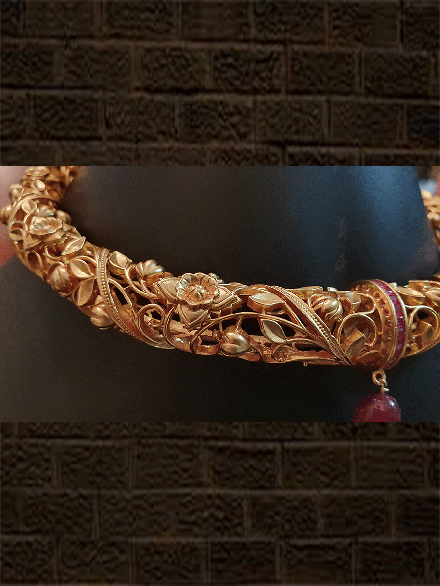 Intricate design golden hasli with ruby drop - Odara Jewellery