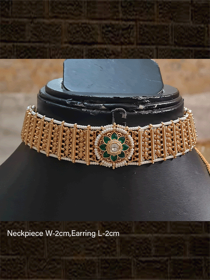 Pirohi work choker set with  kundan circular tukdi in the centre - Odara Jewellery