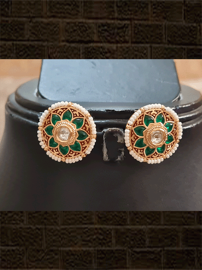 Pirohi work choker set with  kundan circular tukdi in the centre - Odara Jewellery