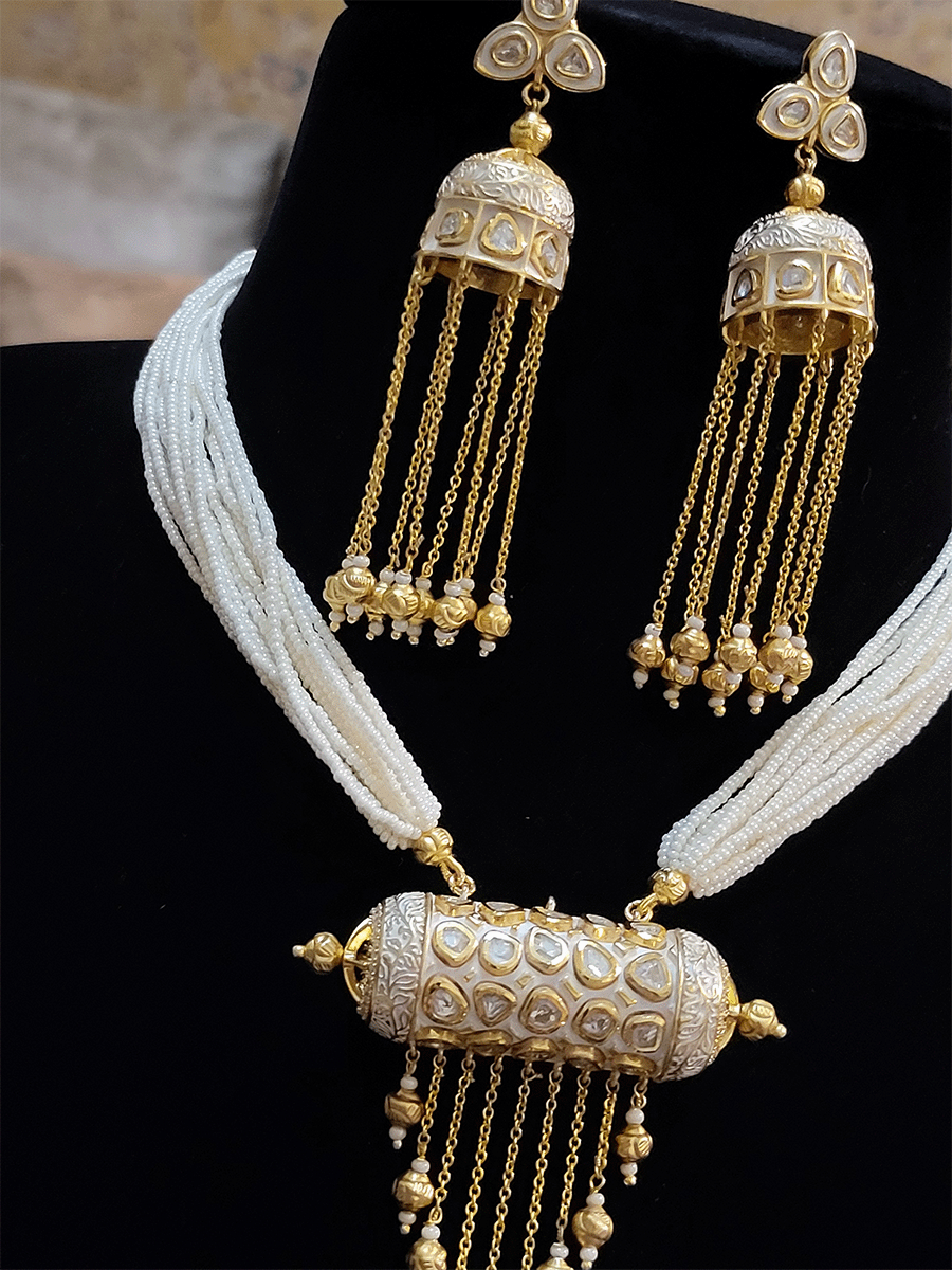 Classy kundan set with gold bead tassels - Odara Jewellery