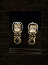 Load image into Gallery viewer, Uncut polki center piece with coloured stones in four strings set - Odara Jewellery