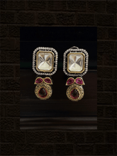 Load image into Gallery viewer, Uncut polki center piece with coloured stones in four strings set - Odara Jewellery