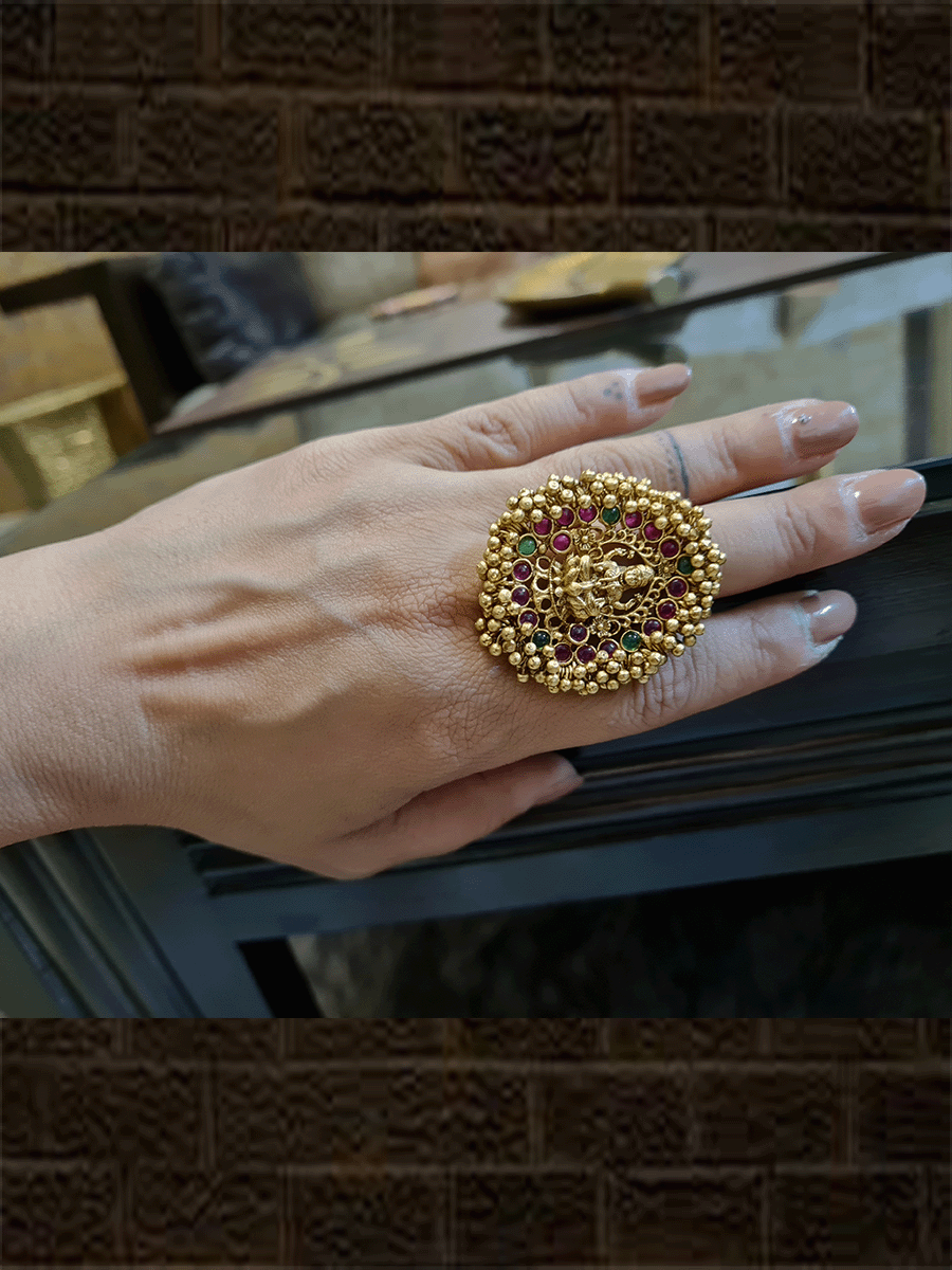 Bold leaf shaped laxmiji center ring with beaded lace on the edge - Odara Jewellery
