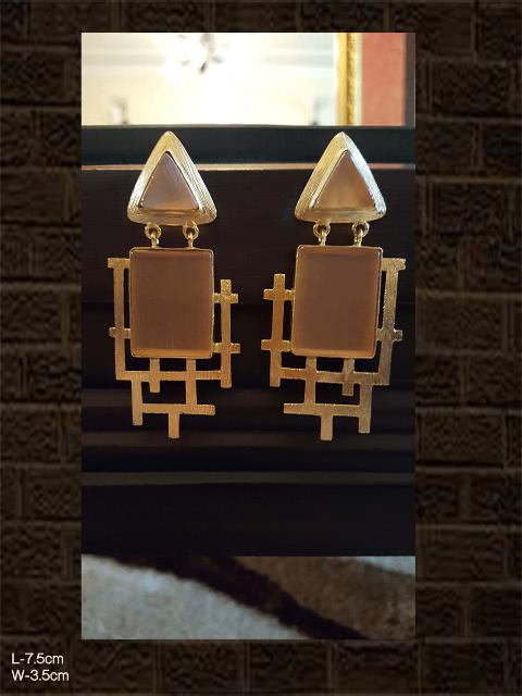 Abstract design beige stone earring