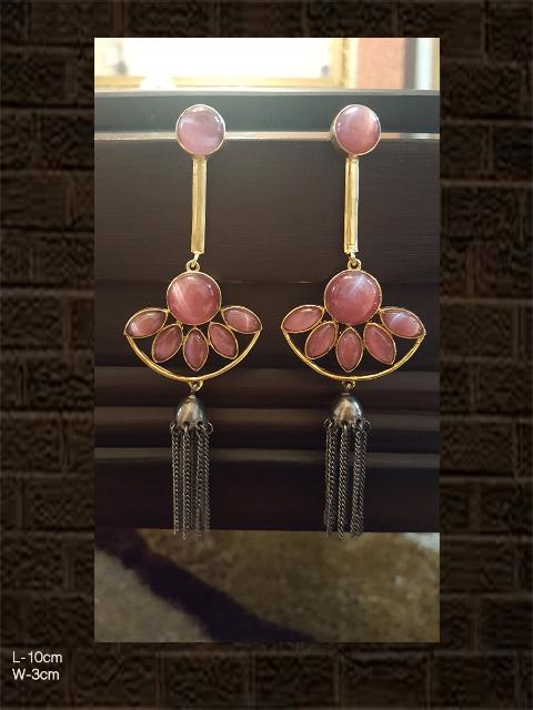 Tassel earring with pink stone in gold and black polish