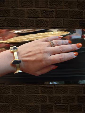 Blackish brown stone openable bracelet